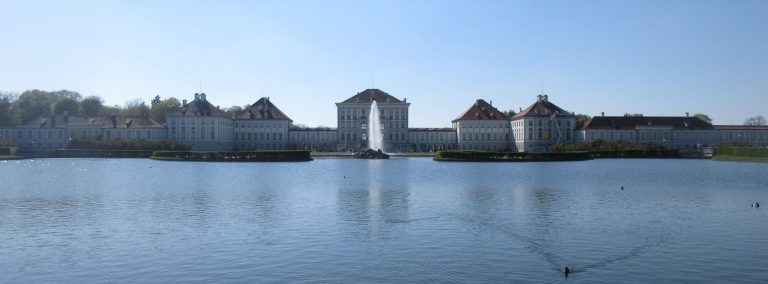 Symbolfoto: Schloss Nymphenburg spiegelt sich im ruhigen Wasser